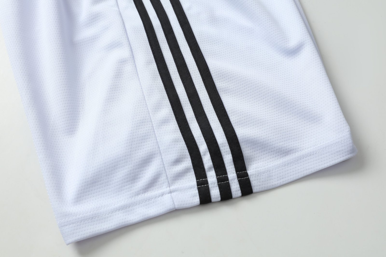 Close-up factory photo of thai-quality polo collar White soccer uniform set by professional wholesale soccer jerseys.
